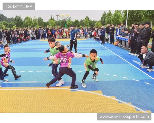 幼儿手球小将赛场互鼓励，稚嫩呼喊展现团队力量