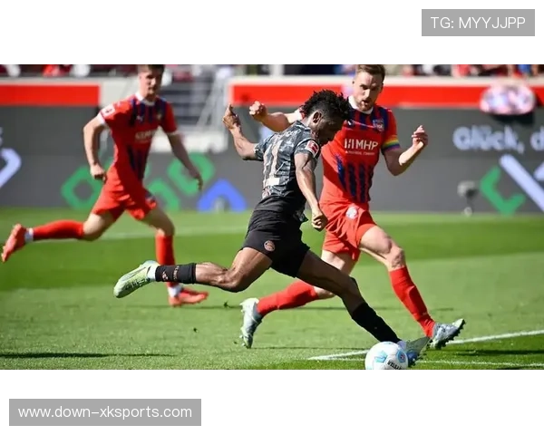 拜仁对阵海登海姆，凯恩低射击中立柱与进球失之交臂