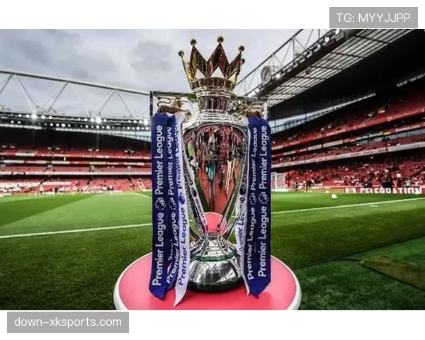 英超冠军奖杯开启英国巡展，首站抵达利物浦